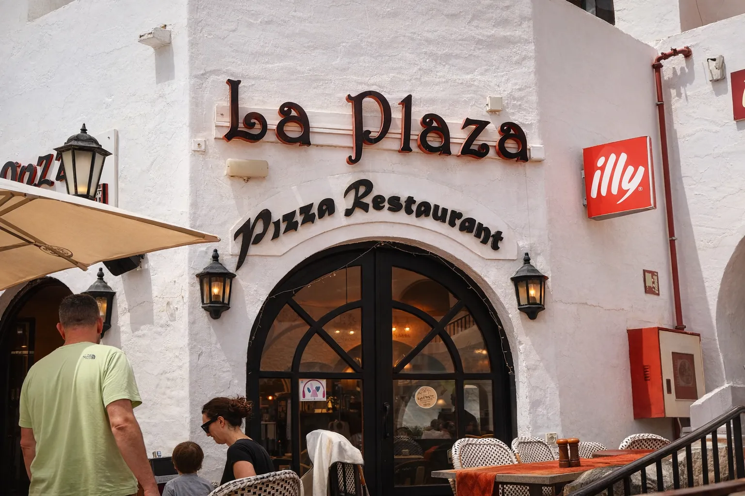 La Plaza · Bienvenida